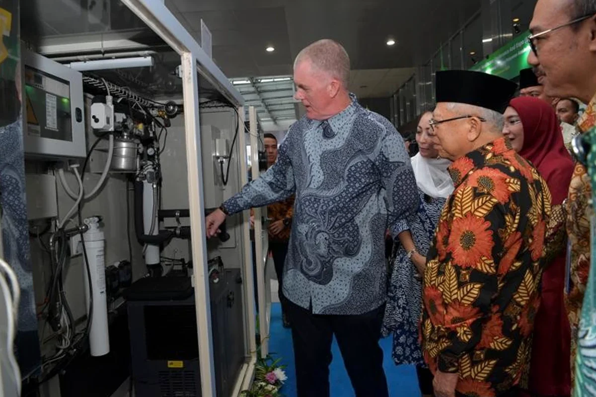 Wakil Presiden RI Amin Maruf meninjau Manna Generation Water, mesin penghasil air bersih berteknologi 4.0 di acara IHEX 2020